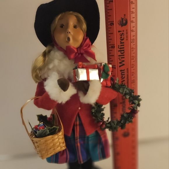 BYERS CHOICE GIRL CAROLER 2003 VICTORIA  25TH ANNIVERSARY  Wreath Present Basket - Picture 9 of 10